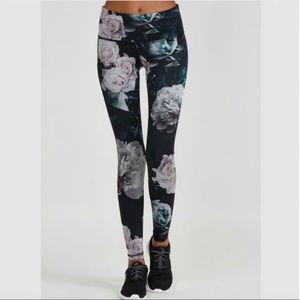 Noli Active 7/8 high waisted leggings. Size XS